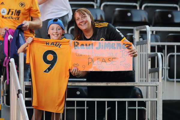 Raúl Jiménez es el futbolista consentido de la afición del Wolverhampton. (TW @Wolves)