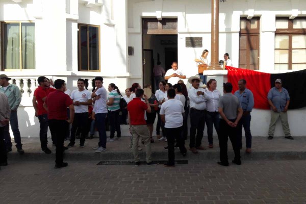 En huelga, sindicalizados del Ayuntamiento de Mocorito