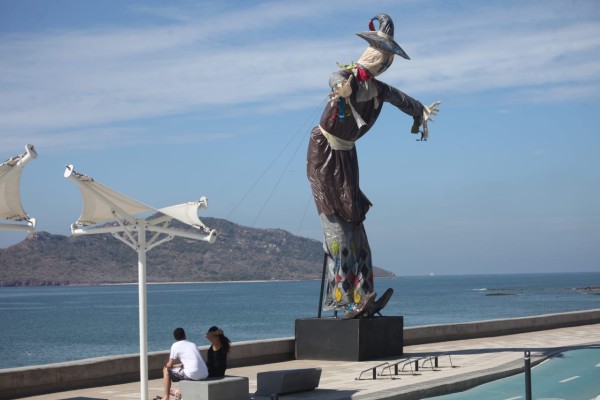 Ayuntamiento de Mazatlán va contra el Instituto de Cultura por costos de monigotes del Carnaval