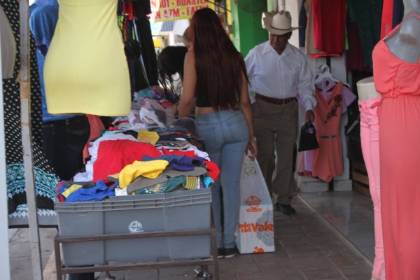 Gobierno de Mazatlán anuncia campaña para el rescate de banquetas invadidas por comercios
