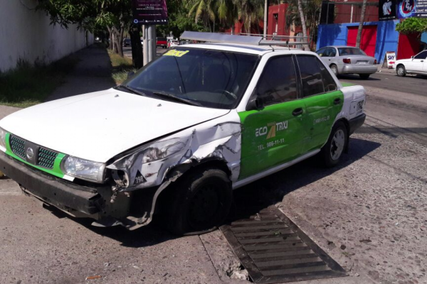 En Mazatlán choca camión contra taxi en la Palos Prietos y deja solo daños