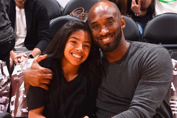 Sharia Bryant se tatúa la espalda en honor a su hermano, Kobe Bryant, y la pequeña Gianna