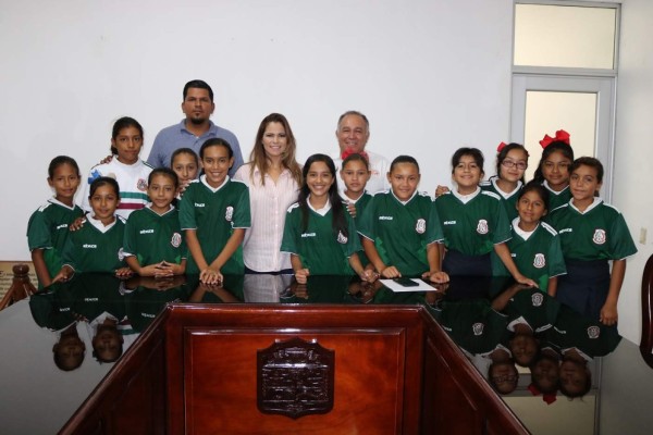 En Escuinapa las alumnas reciben sus uniformes.