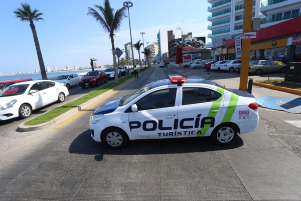 En Mazatlán, cierran un tramo de Avenida del Mar para pintar pasos cebra
