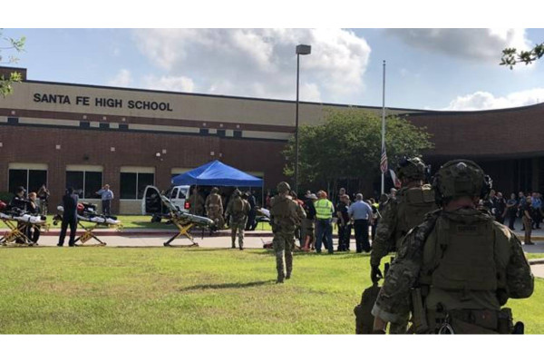 Al menos 8 muertos y múltiples heridos tras tiroteo en secundaria de Santa Fe, en Texas