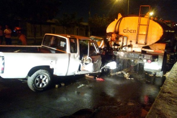 Se impacta camioneta contra pipa de agua estacionada; hay tres lesionados en Mazatlán