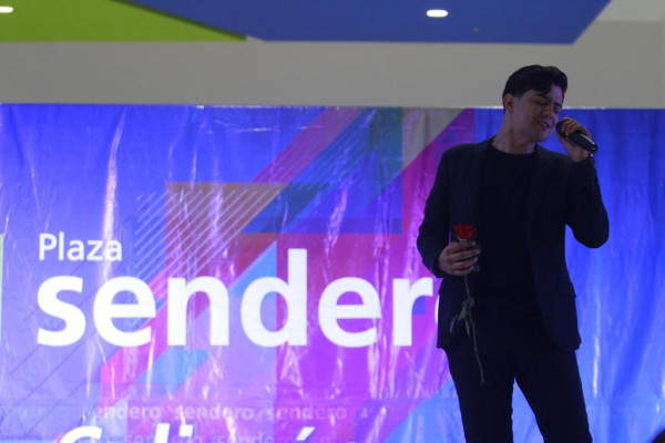 Luis Coronel se presenta por primera vez en Culiacán dentro de la Plaza Sendero.