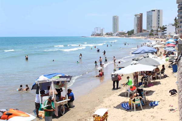 Sancionará el Gobierno a bañistas en las playas de Mazatlán