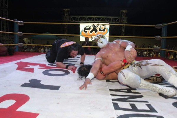 Espectacular lucha se vivió este domingo en la cancha Germán Evers.