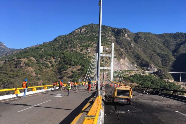 Restringen paso de dobles remolques por la libre a Durango