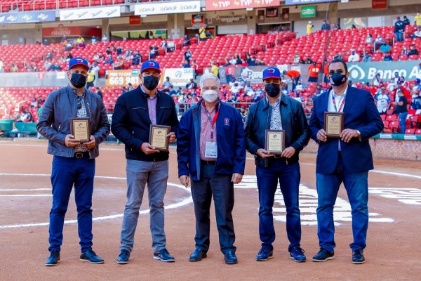 Juan Francisco Puello Herrera (centro) está satisfecho con el trabajo que se ha realizado en la Serie del Caribe Mazatlán 2021 y ratificó a Santo Domingo como la sede para 2022.