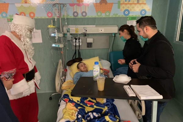 Lleva alegría Ernesto Barajas al Hospital Pediátrico de Sinaloa