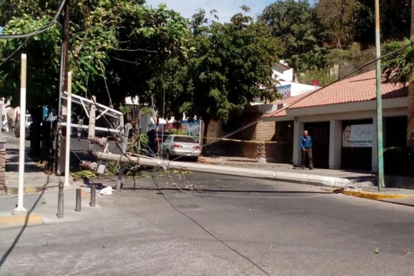 Tumba tráiler postes en la Avenida Obregón, en Culiacán