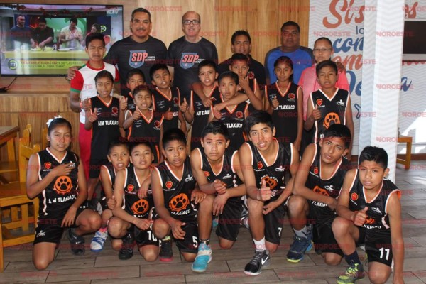 Los basquetbolistas de la comunidad indígena Triqui se toman la fotografía del recuerdo.