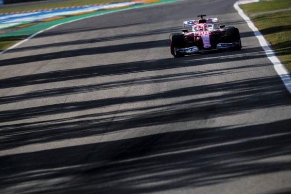 Checo Pérez batalla en los ensayos del Gran Premio de Italia