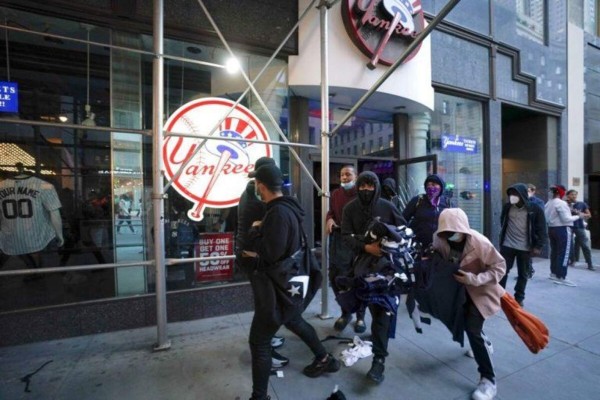 Saquean tienda de Yanquis en la Quinta Avenida de Nueva York