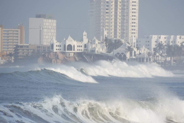 Se registran olas de 3 metros por mar de fondo en costa de Sinaloa