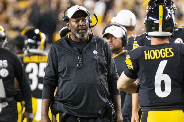 Muere entrenador de receptores de Steelers