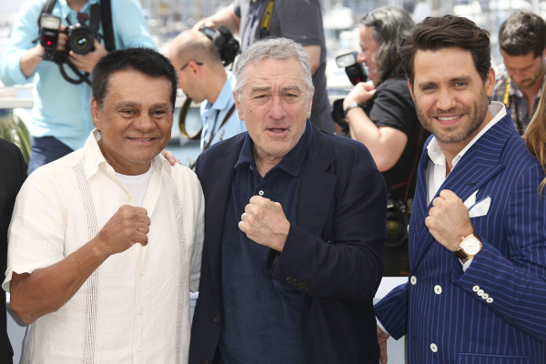 El boxeador Roberto Durán, Robert de Niro y el actor Edgar Ramirez, quien interpreta al pugilista.