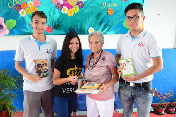 Instituto Américas donó 300 botellas de agua para la carrera Kilómetros de Anzuelos.