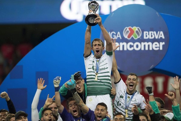 Santos Laguna levanta su sexto título en su historia.