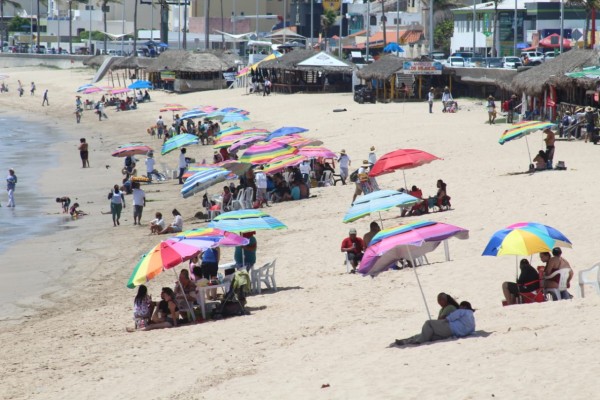 Reportan tranquila afluencia de bañistas a playas de Mazatlán