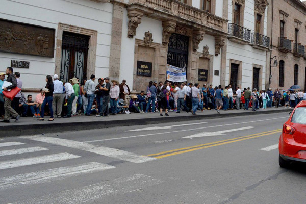 Toma CNTE bancos en Michoacán