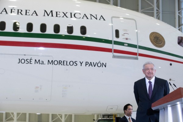 Usa López Obrador avión presidencial de escenografía. Cachitos van al 25%