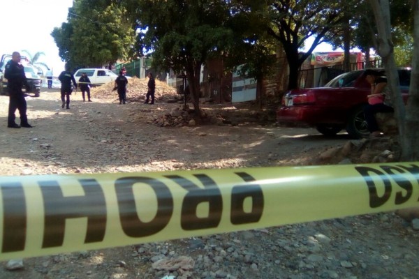 Asesinan a balazos a un hombre frente a familiares, en la Buenavista, en Culiacan
