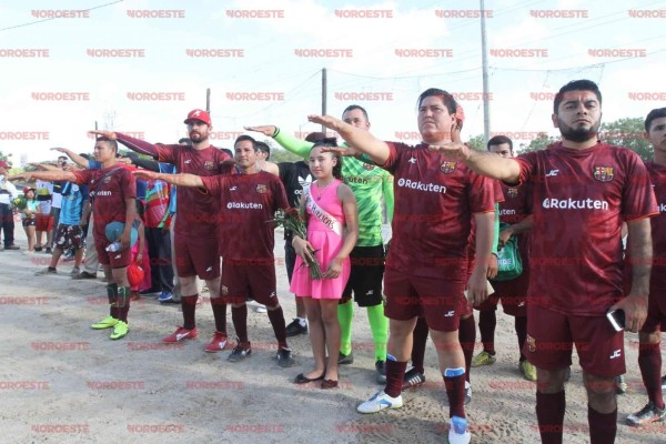 Los jugadores rinden la protesta deportiva.