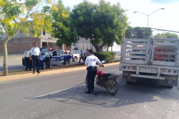 Mujer resulta lesionada en Rosario, al ser arrollada en la moto que viajaba