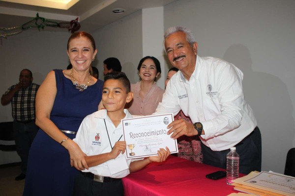 Realizan concurso escolar de declamación individual