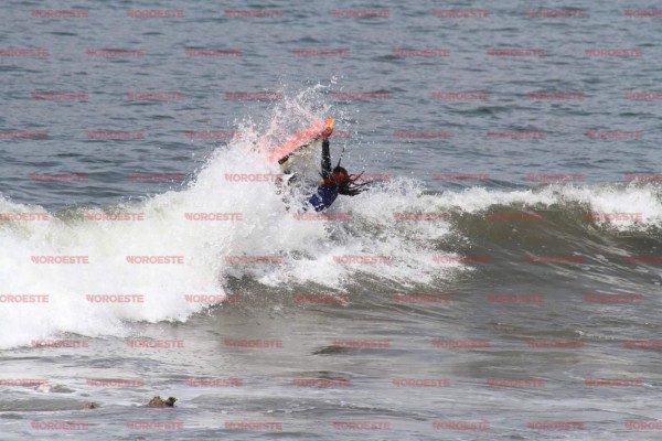 Participaron 44 surfistas.