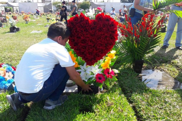 Celebran en panteones de Mazatlán el Día de las Madres
