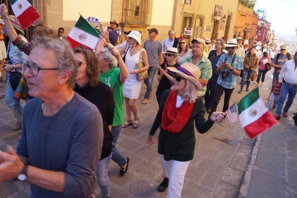 Marchan estadounidenses contra Trump en Guanajuato