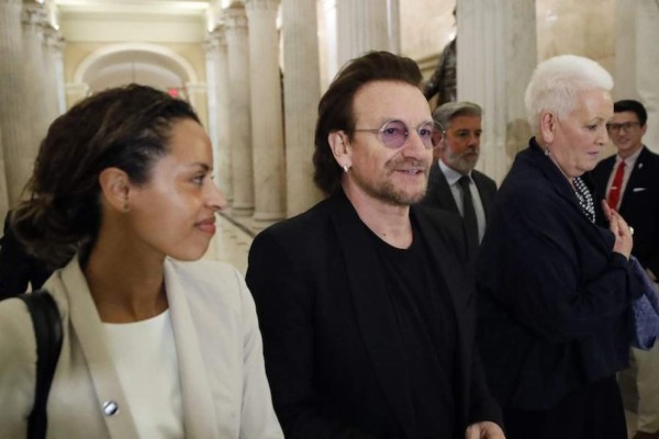 Bono pide a legisladores de EU parar separaciones de familias migrantes