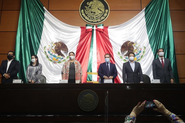 Gobierno de México apuesta por la vacuna, pero economistas ven 'panorama negro'