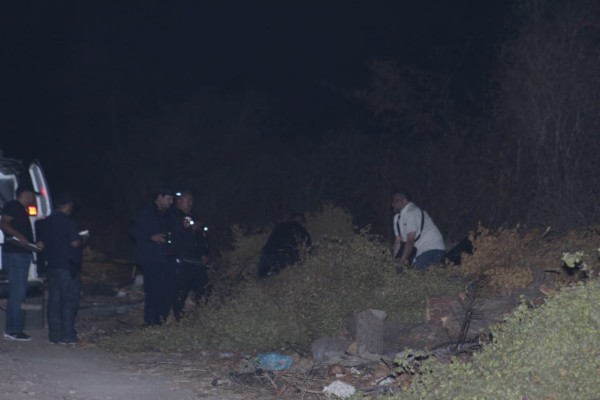 Encuentran a un hombre asesinado a balazos y envuelto en hule, en Culiacán