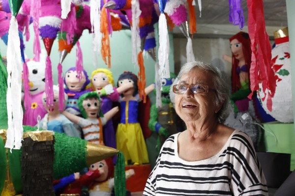 Tita dedica su vida a realizar piñatas para los mazatlecos