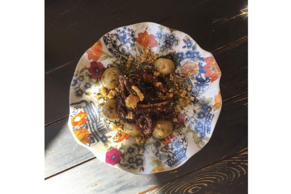 Pulpo con mayonesa de ceniza de “tizne” en el Valle de Guadalupe. .