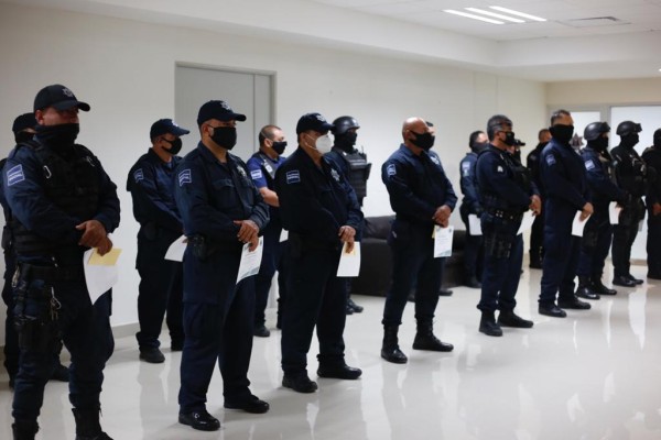 Policías de Mazatlán reciben estímulos económicos por su destacada labor en agosto