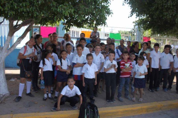 Padres de familia y alumnos de la primaria exigen una solución a la falla eléctrica.