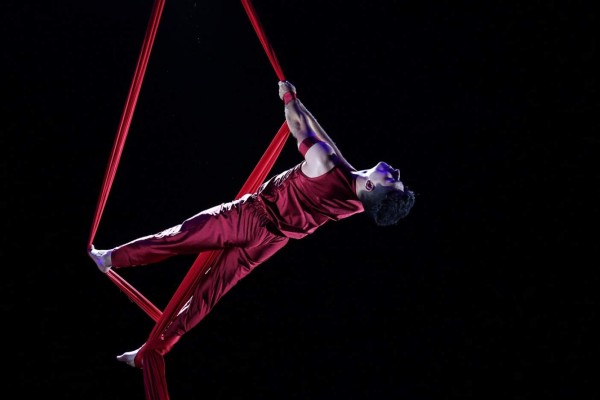 Reflexiona Born to Dance sobre el Otro tú con danza aérea
