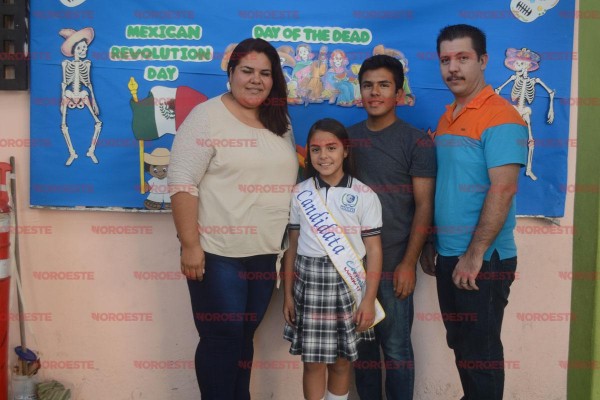 Alín Monserrat entre sus papás, Gabriela Aguilar y Bernardo Lizárraga, y su hermano, Jael.