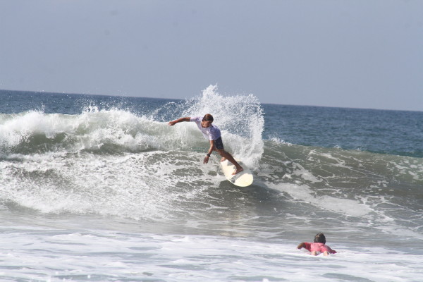 Surcan las olas en Torneo Abierto de Surfing y Bodyboard con Causa