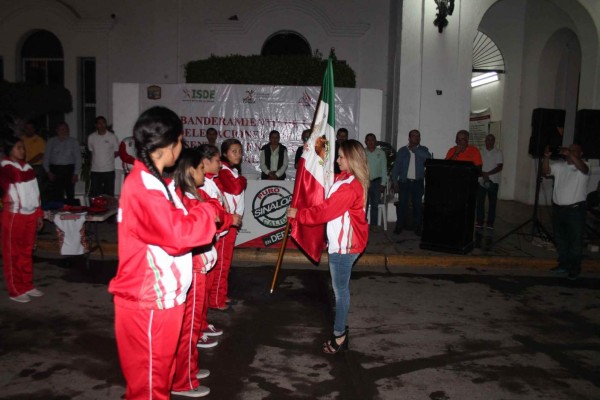 Abanderan a delegación escuinapense que competirá en Olimpiada Estatal 2018