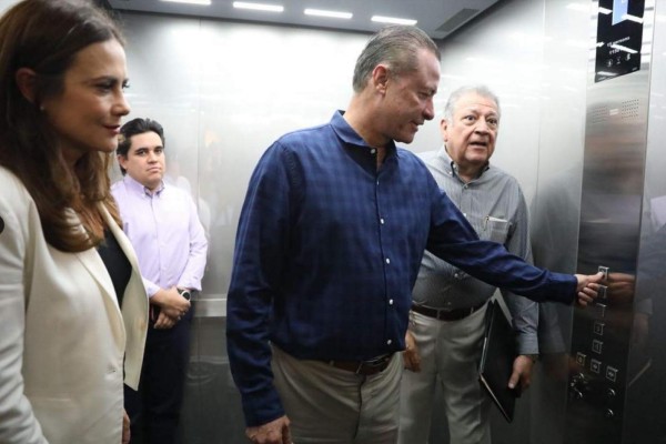 Entrega Quirino elevadores de Palacio de Gobierno