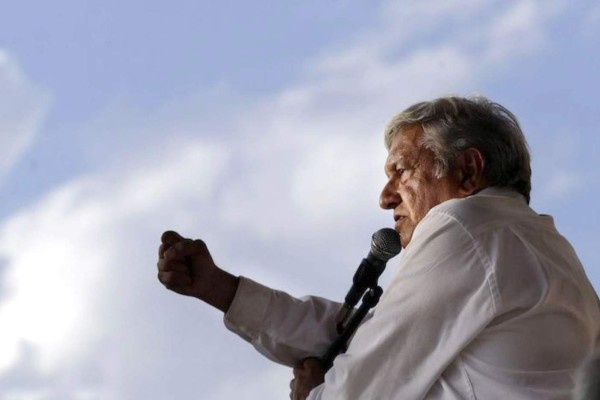 Hace AMLO diez compromisos para mejorar la educación