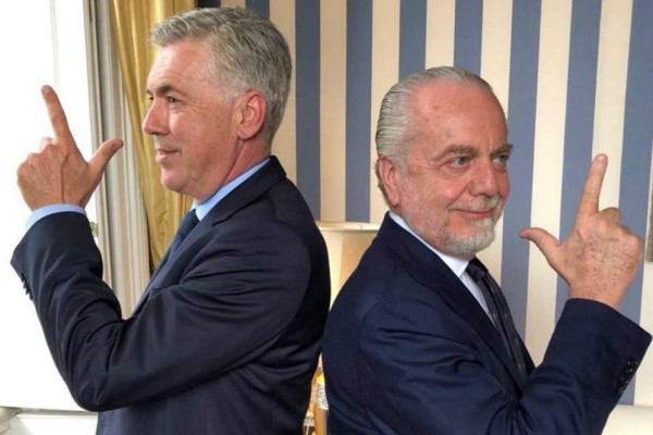 Carlo Ancelotti posa con el presidente del Napoli, Aurelio de Laurentiis.