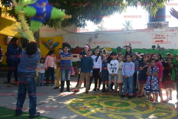Los alumnos del Instituto Canizalez Unidad Papagayo se divirtieron apaleando la piñata.